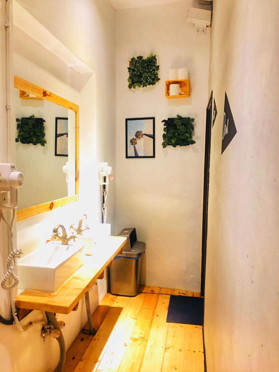 男子漢青年旅店 Manzhou Esterno foto